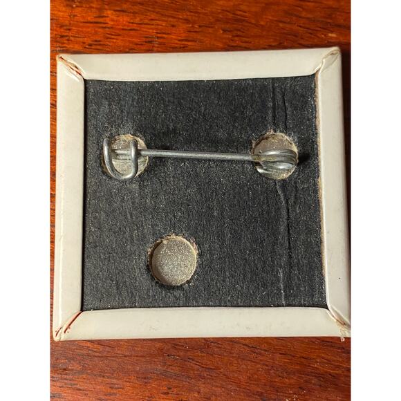 Pin back Lapel Button ad for Michael Jordan's The Restaurant 1.50 x 1.50 in EUC - Picture 4 of 9